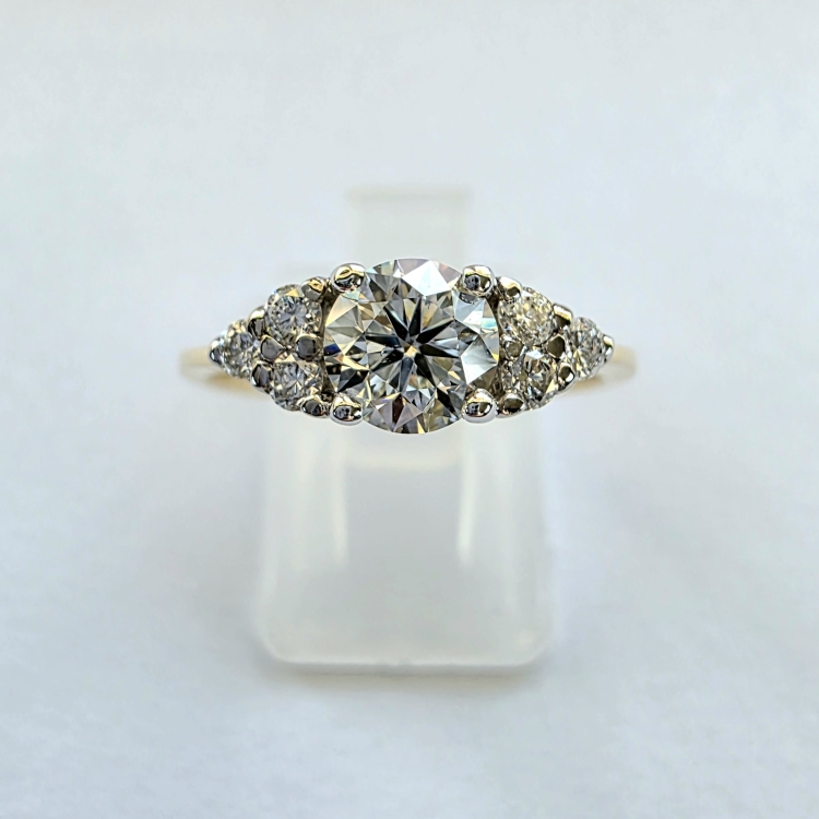 Pierścionek z żółtego złota próba 585 z moissanitem 1,0 ct VVS D – widok centralny – ABGOLD Baczyński