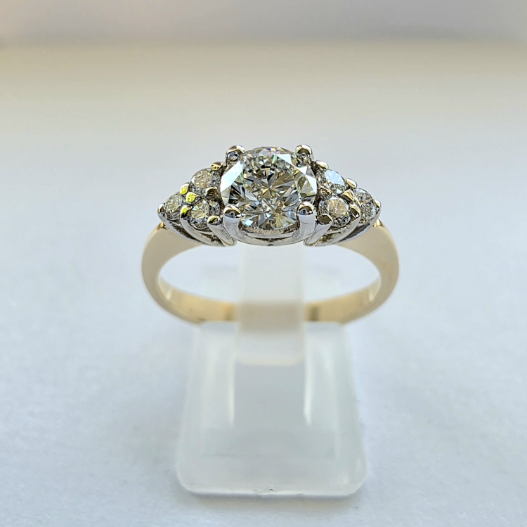 Pierścionek z żółtego złota próba 585 z moissanitem 1,0 ct VVS D – widok na ekspozytorze – ABGOLD Baczyński