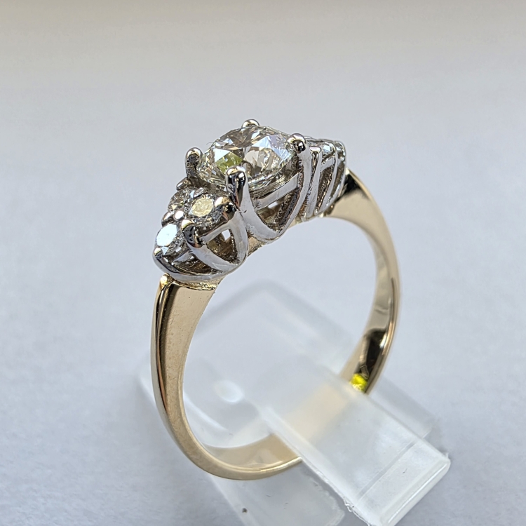 Pierścionek z żółtego złota próba 585 z moissanitem 1,0 ct VVS D – profil pierścionka – ABGOLD Baczyński