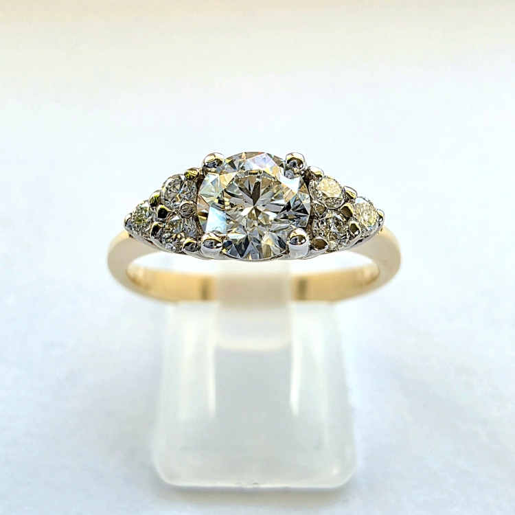 Pierścionek z żółtego złota próba 585 z moissanitem 1,0 ct VVS D – widok z góry na ekspozytorze – ABGOLD Baczyński