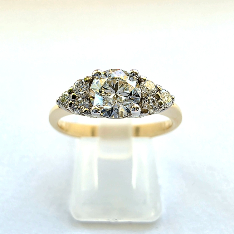 Złoty pierścionek próba 585 z diamentami 1,0 ct Vs1 G – widok z przodu – ABGOLD Baczyński