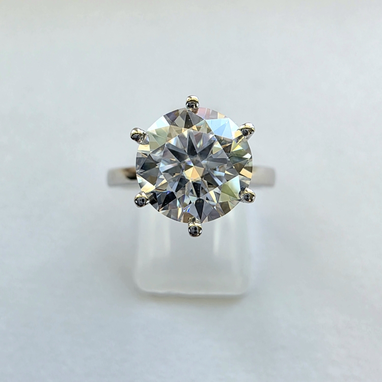 Pierścionek z żółtego złota próba 585 z moissanitem 3,0 ct VVS D – ujęcie centralne na ekspozytorze – ABGOLD Baczyński