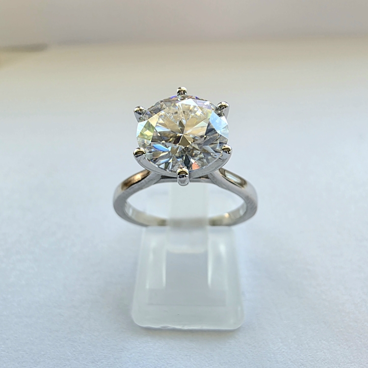 Pierścionek z żółtego złota próba 585 z moissanitem 3,0 ct VVS D – widok frontalny – ABGOLD Baczyński