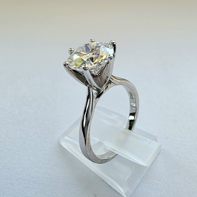 Pierścionek z żółtego złota próba 585 z moissanitem 3,0 ct VVS D – ujęcie boczne – ABGOLD Baczyński