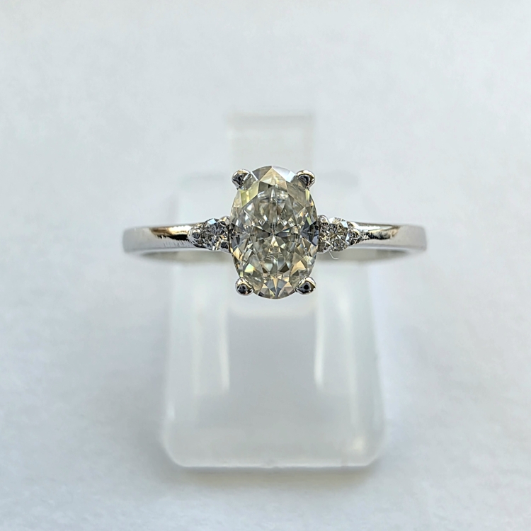 Białe złoto 585 – pierścionek z diamentami ok. 0,45 ct – ujęcie frontalne – ABGOLD Baczyński