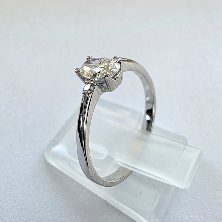 Pierścionek z diamentami ok. 0,45 ct – białe złoto próba 585 – widok boczny – ABGOLD Baczyński