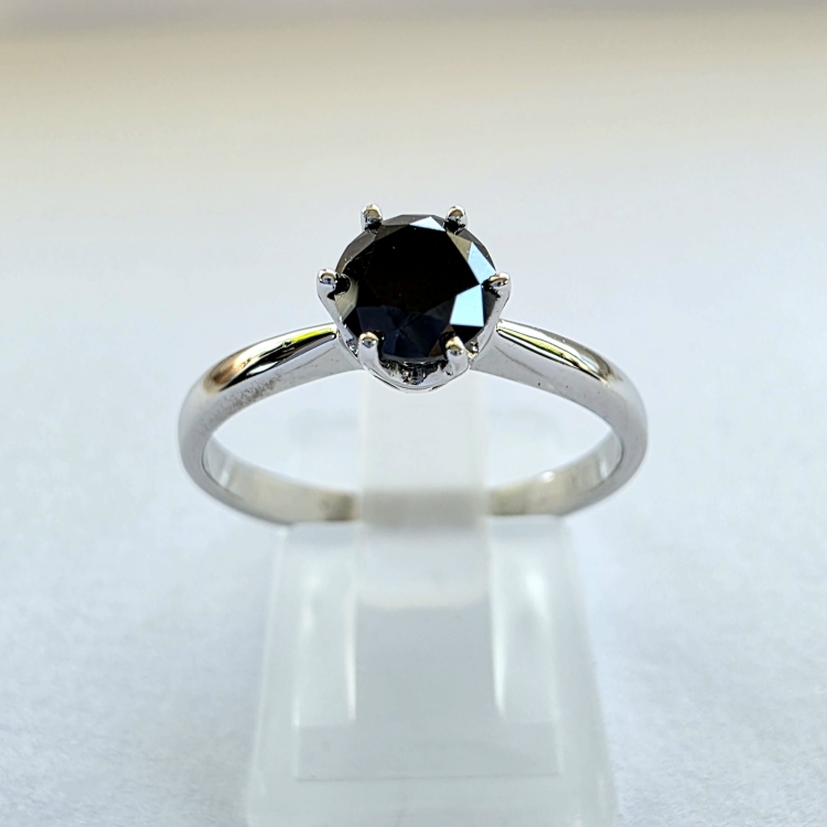 Pierścionek z białego złota próba 585 z czarnym diamentem – widok frontalny – ABGOLD Baczyński