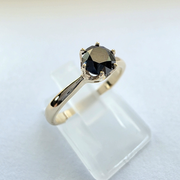 Pierścionek z czarnym diamentem próba 585 – ujęcie pod kątem – ABGOLD Baczyński