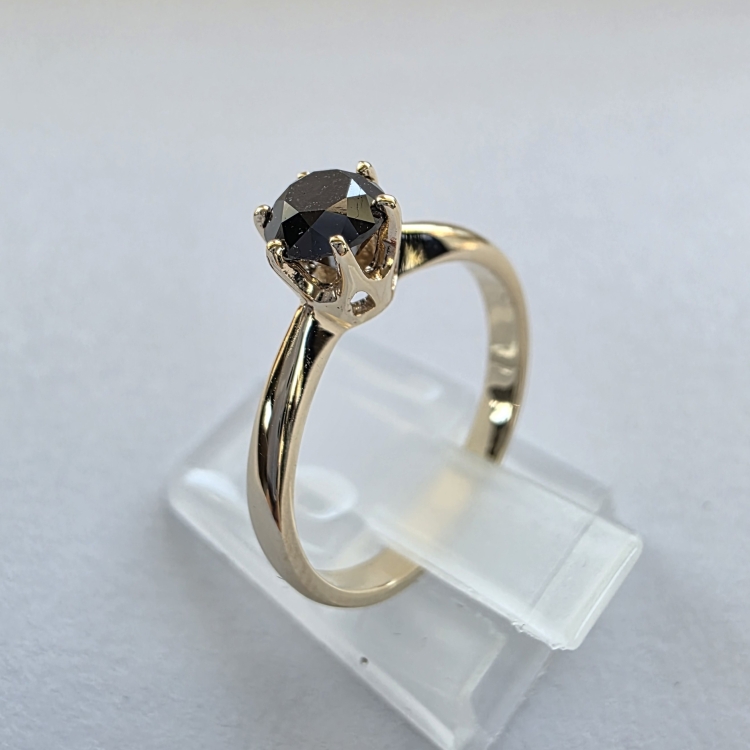 Złoty pierścionek z czarnym diamentem 585 – ujęcie boczne – ABGOLD Baczyński