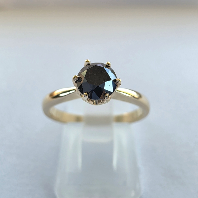 Złoty pierścionek z czarnym diamentem 585 – widok frontalny – ABGOLD Baczyński