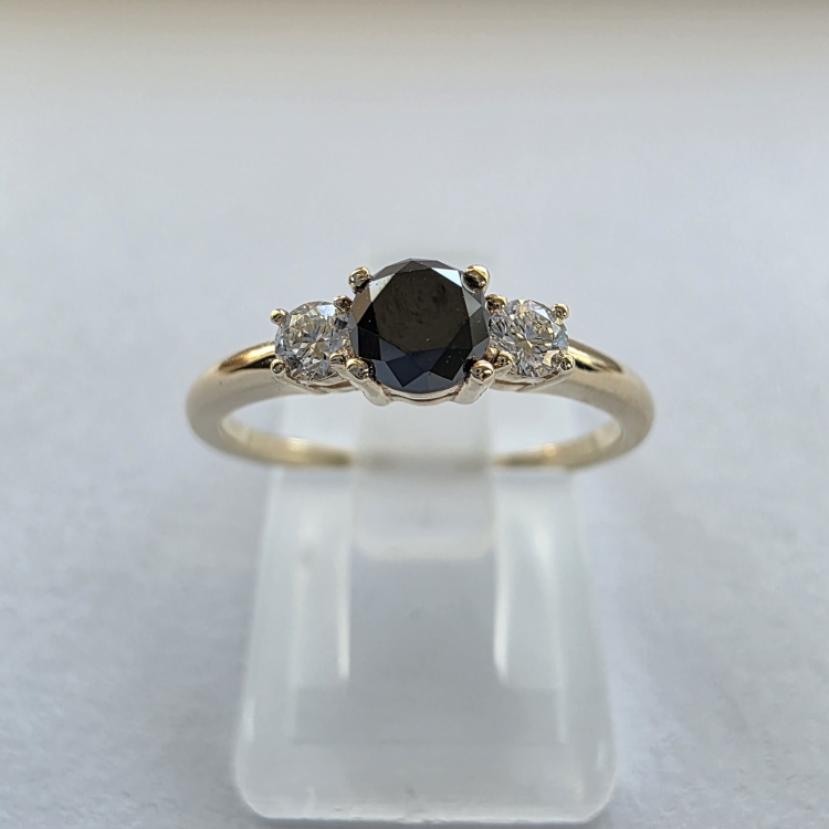 Złoty pierścionek z czarnym i białymi diamentami – profil pierścionka – ABGOLD Baczyński