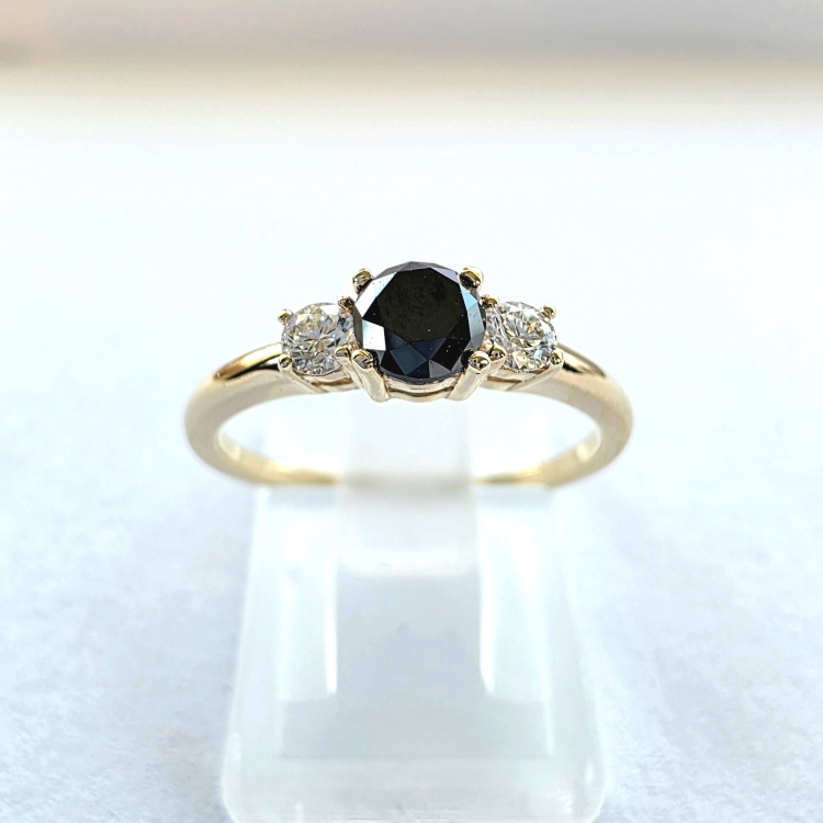 Złoty pierścionek z czarnym i białymi diamentami – widok z przodu – ABGOLD Baczyński