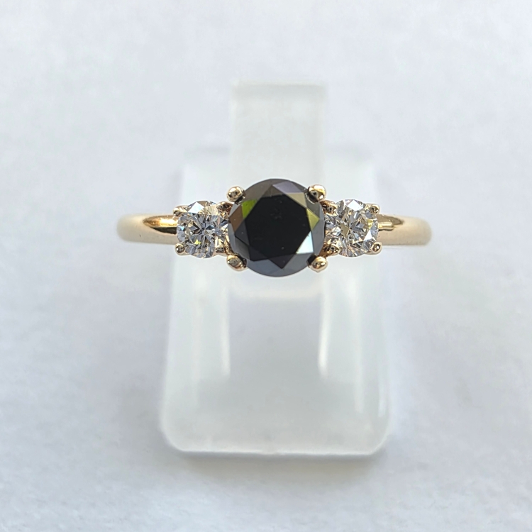 Złoty pierścionek z czarnym i białymi diamentami – widok z góry – ABGOLD Baczyński