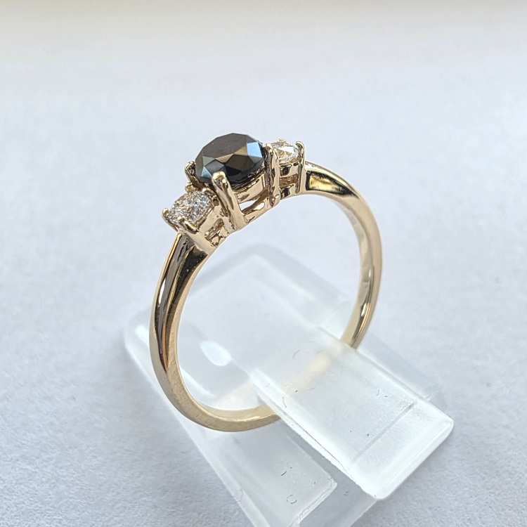 Złoty pierścionek z czarnym i białymi diamentami – ujęcie boczne – ABGOLD Baczyński