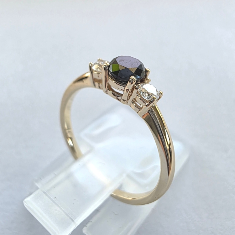 Złoty pierścionek z czarnym i białymi diamentami – ujęcie pod kątem – ABGOLD Baczyński