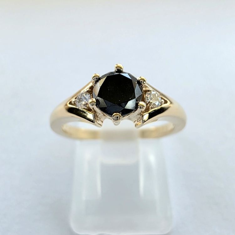 Złoty pierścionek z czarnym diamentem – widok z przodu – ABGOLD Baczyński