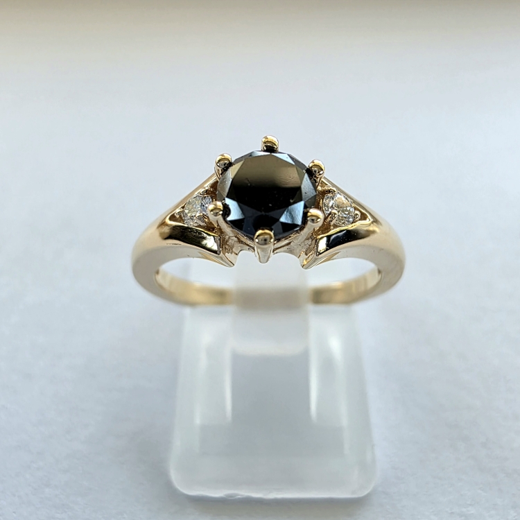 Złoty pierścionek z czarnym diamentem – widok z góry – ABGOLD Baczyński