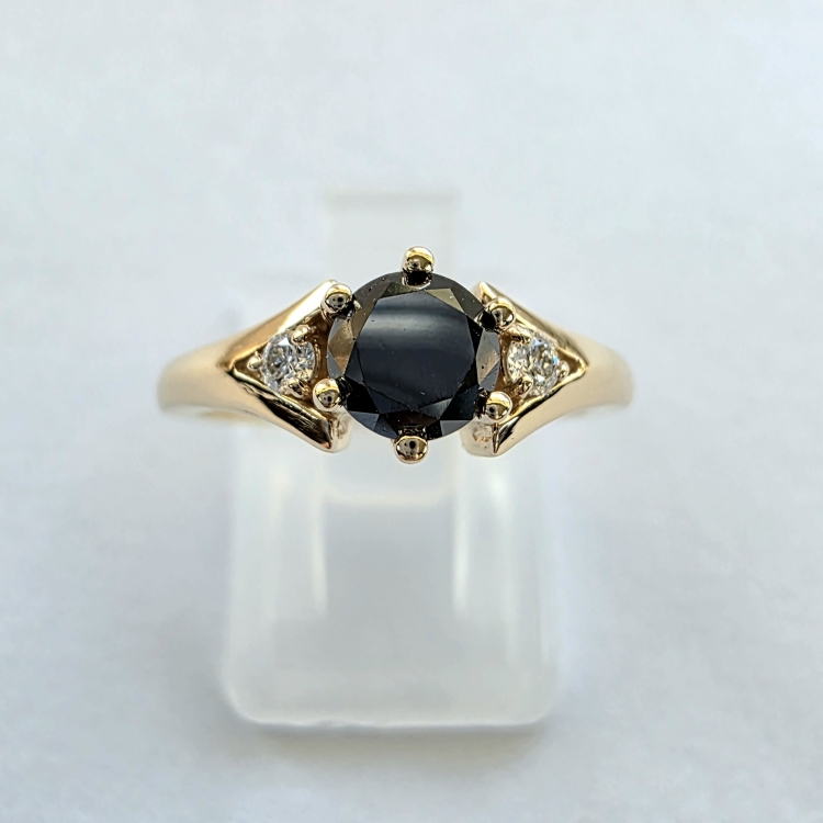 Złoty pierścionek z czarnym diamentem – ujęcie centralne – ABGOLD Baczyński