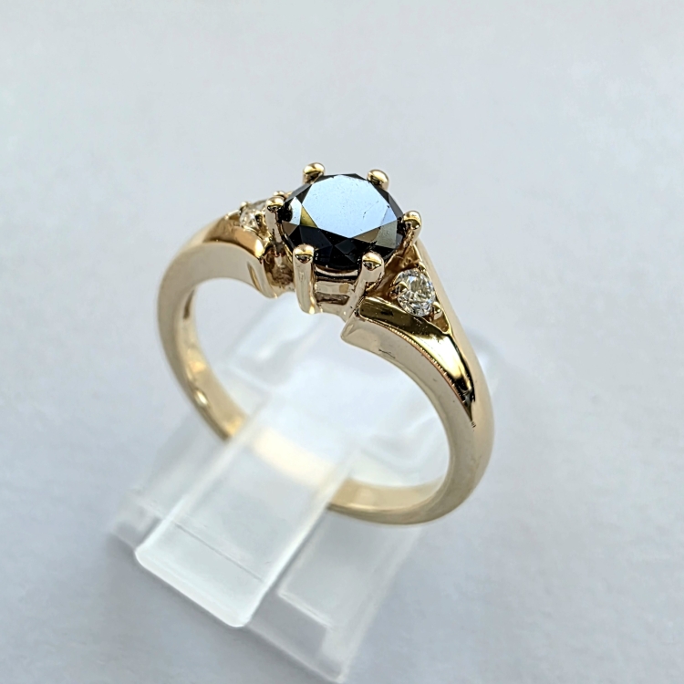 Złoty pierścionek z czarnym diamentem – ujęcie boczne – ABGOLD Baczyński