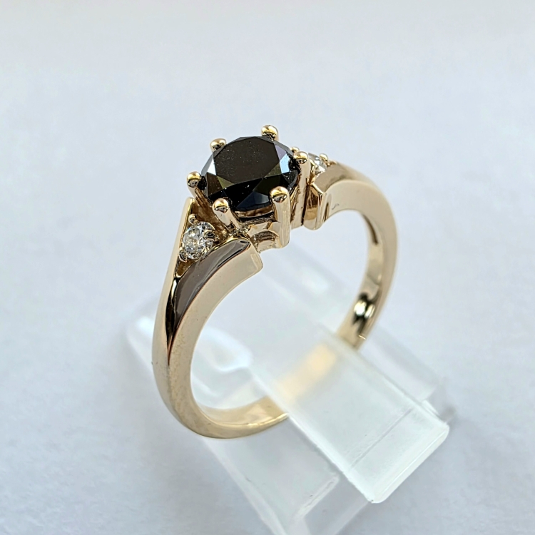 Złoty pierścionek z czarnym diamentem – ujęcie pod kątem – ABGOLD Baczyński