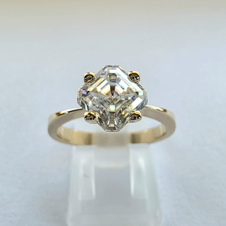Pierścionek zaręczynowy z żółtego złota próba 585 z moissanitem Asscher 2,0 ct – widok z przodu – ABGOLD Baczyński