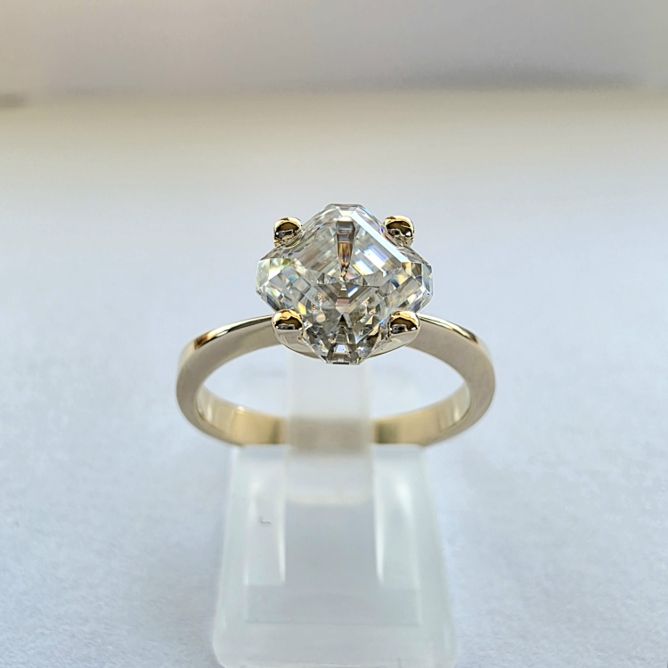Pierścionek zaręczynowy z żółtego złota próba 585 z moissanitem Asscher 2,0 ct – widok z przodu – ABGOLD Baczyński