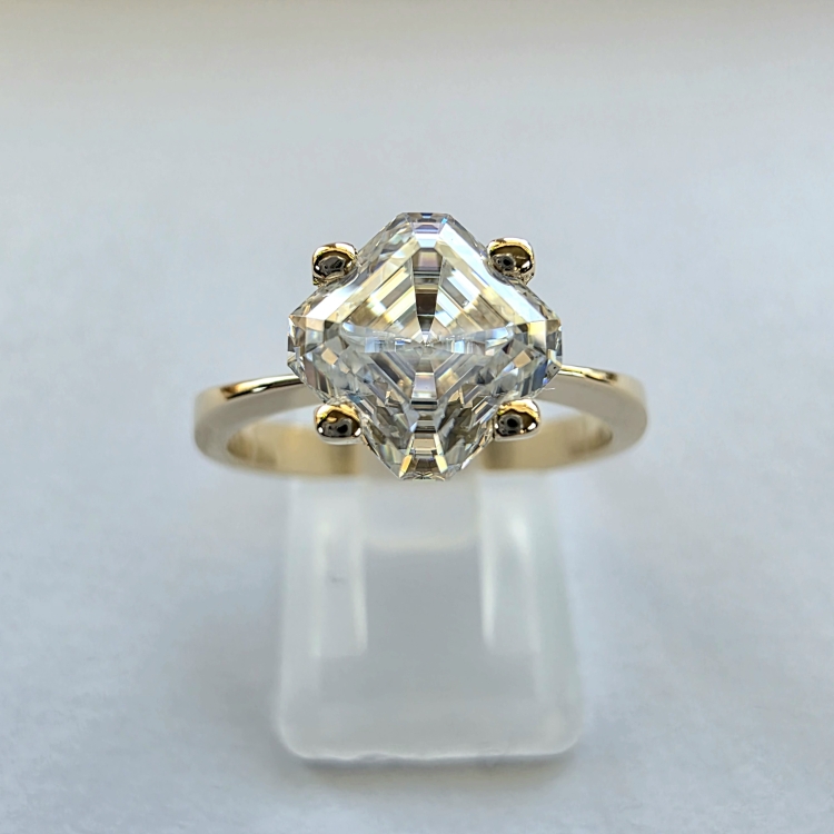 Pierścionek zaręczynowy z żółtego złota próba 585 z moissanitem Asscher 2,0 ct – widok z przodu – ABGOLD Baczyński