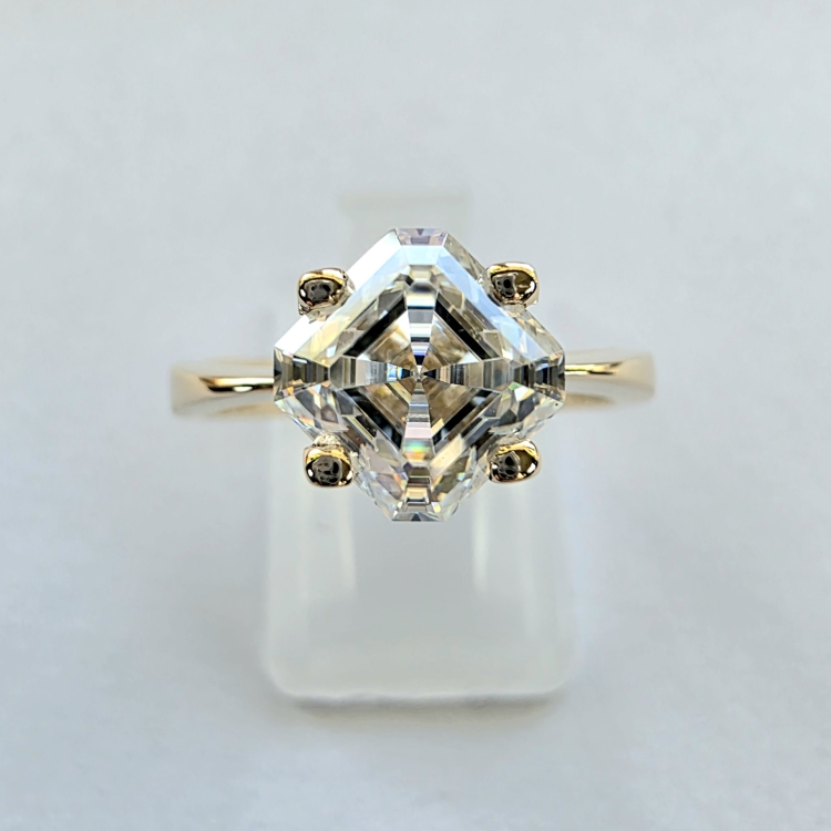 Pierścionek zaręczynowy z żółtego złota próba 585 z moissanitem Asscher 2,0 ct – widok z góry – ABGOLD Baczyński