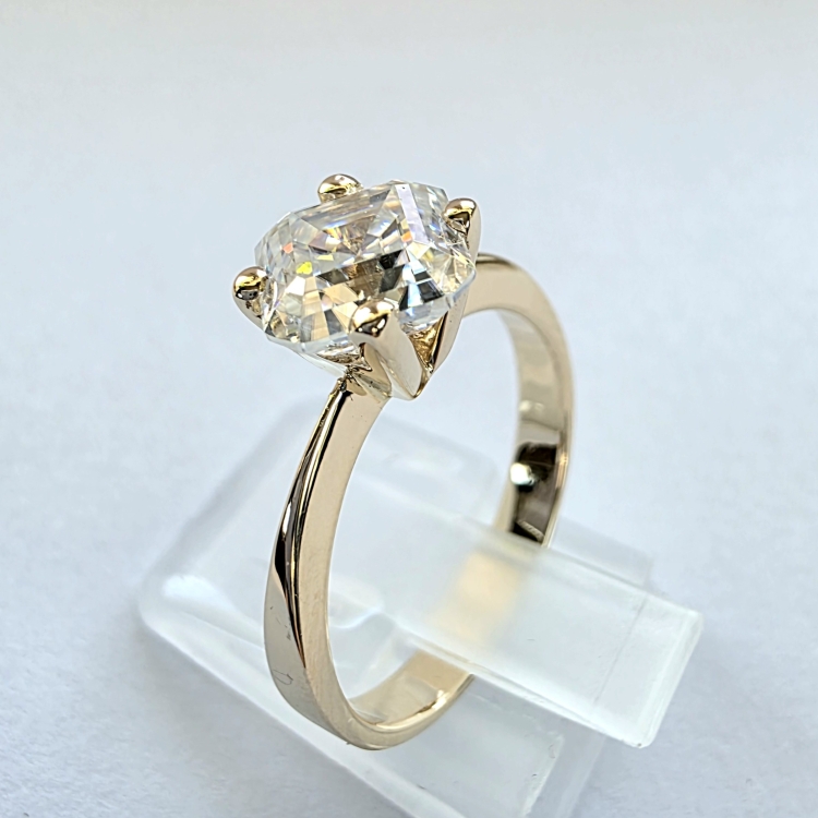 Pierścionek zaręczynowy z żółtego złota próba 585 z moissanitem Asscher 2,0 ct – ujęcie pod kątem – ABGOLD Baczyński