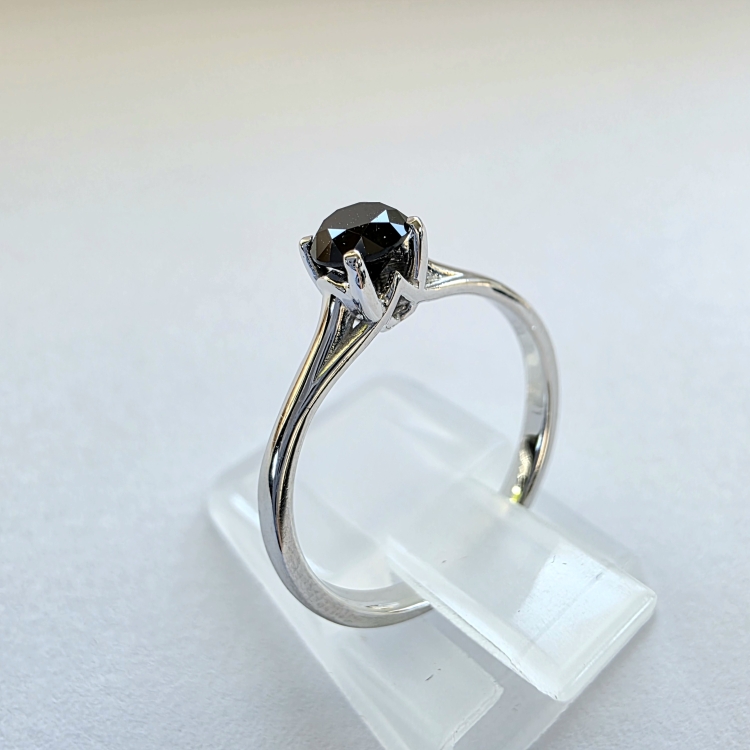 Pierścionek zaręczynowy z czarnym diamentem – ujęcie boczne – ABGOLD Baczyński