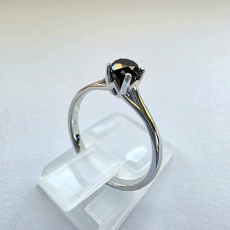 Pierścionek zaręczynowy z czarnym diamentem – ujęcie pod kątem – ABGOLD Baczyński