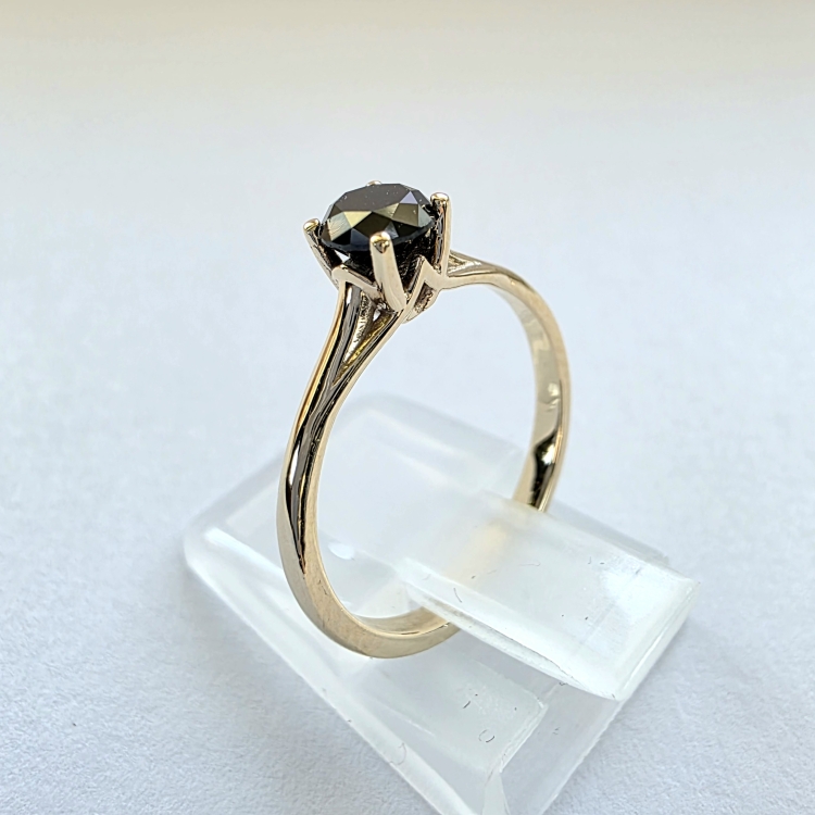 Pierścionek zaręczynowy z czarnym diamentem – ujęcie pod kątem – ABGOLD Baczyński