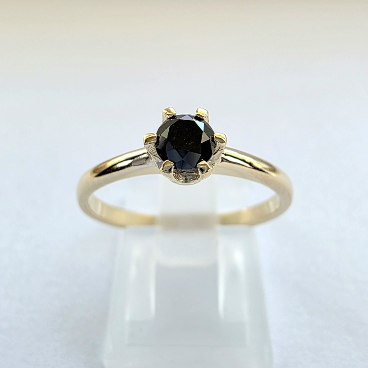 Pierścionek zaręczynowy z czarnym diamentem – widok frontalny – ABGOLD Baczyński