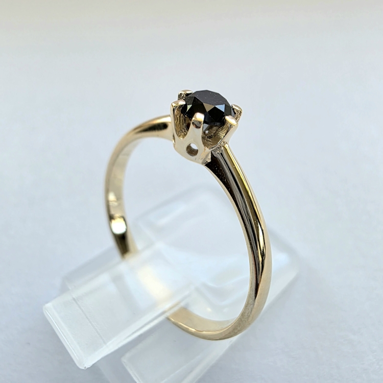 Pierścionek zaręczynowy z czarnym diamentem – detal oprawy – ABGOLD Baczyński