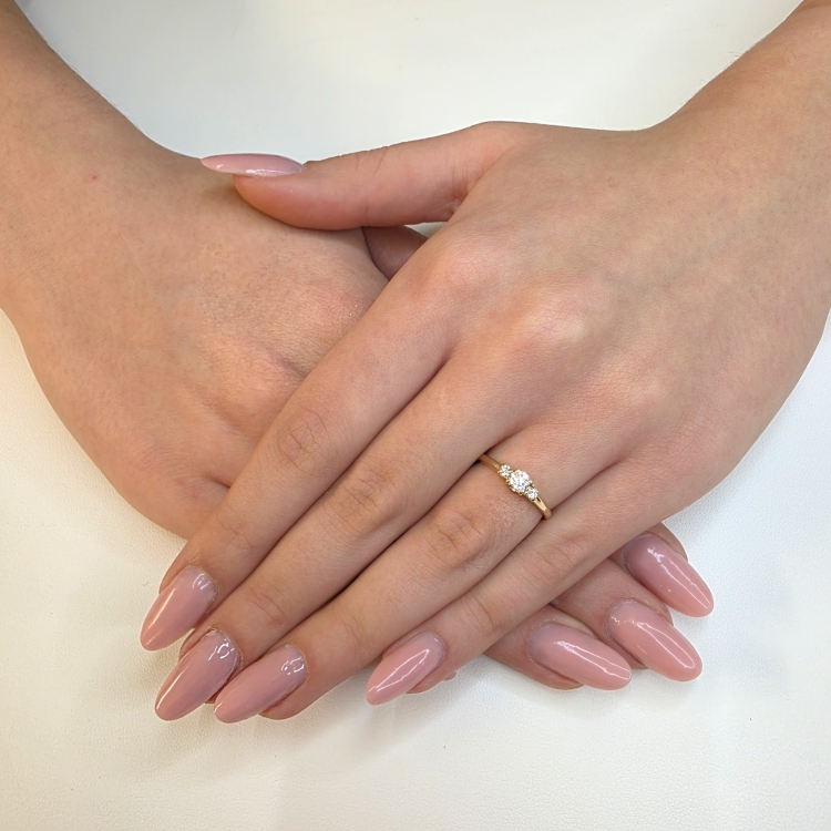 Złoty pierścionek zaręczynowy próba 585 z brylantami – na dłoni – ABGOLD Baczyński