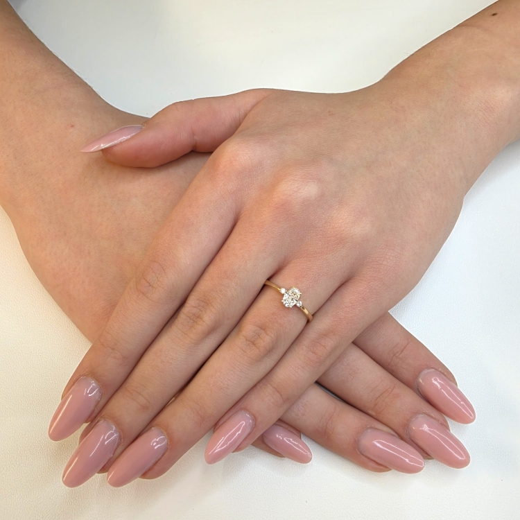 Złoty pierścionek z brylantami 0,45 ct – prezentacja na dłoni – ABGOLD Baczyński