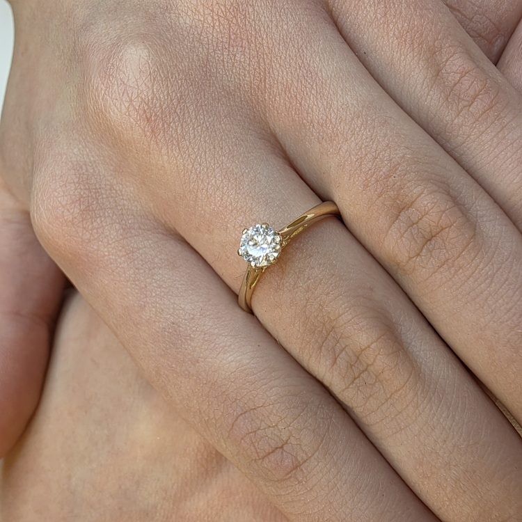 Pierścionek Diament Lab Grown 0,50 ct IGI – prezentacja na dłoni (detal) – ABGOLD Baczyński