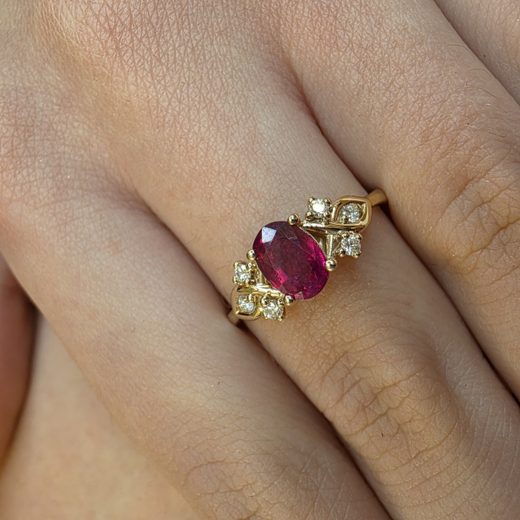 Złoty pierścionek retro z rubinem i brylantami – prezentacja na dłoni (zbliżenie) – ABGOLD Baczyński