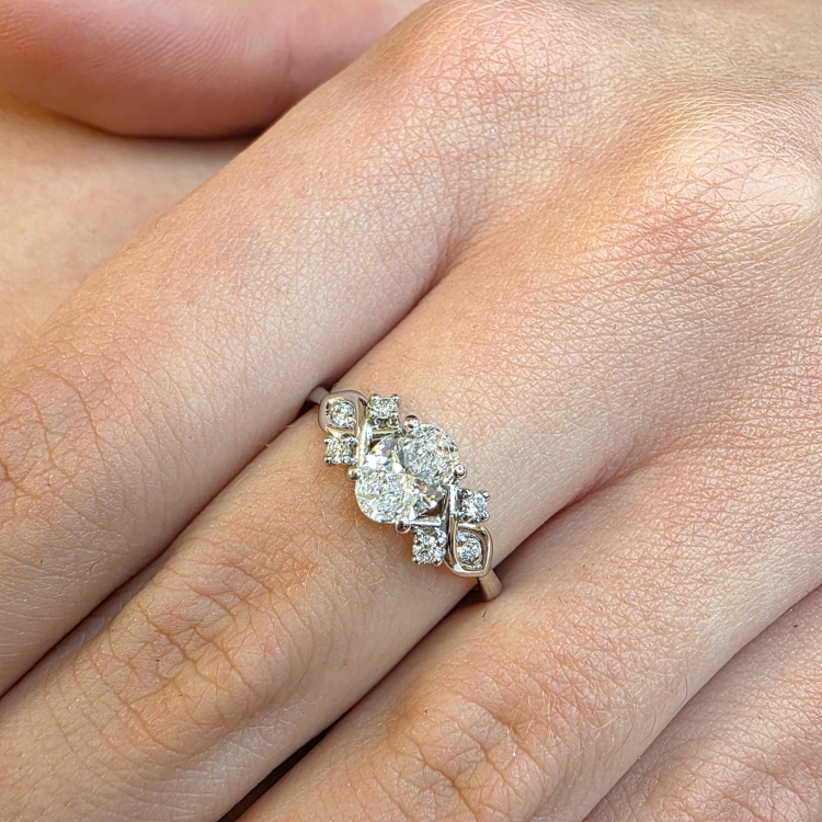 Pierścionek z białego złota z brylantami 1,0 ct – prezentacja na dłoni (zbliżenie) – ABGOLD Baczyński