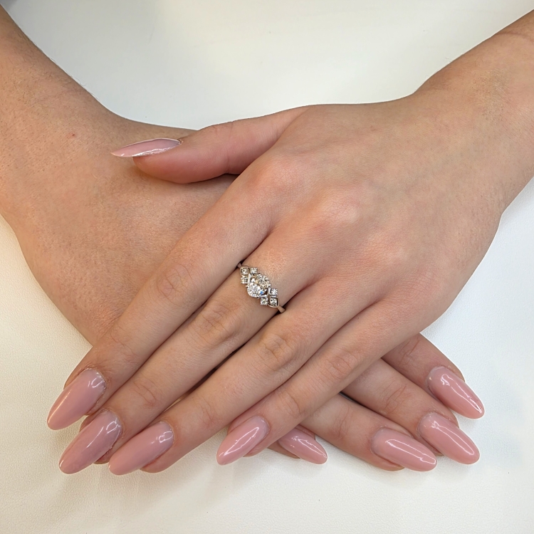 Pierścionek z białego złota z brylantami 1,0 ct – rygiel jubilerski – ABGOLD Baczyński