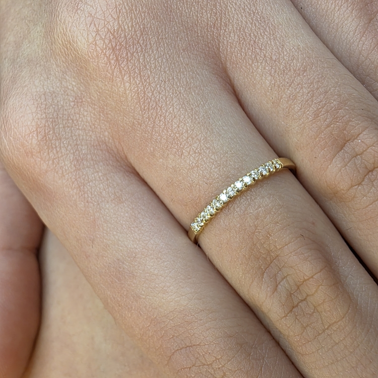 Obrączkowy pierścionek z brylantami złoto 585 – Prezentacja na dłoni – ABGOLD Baczyński