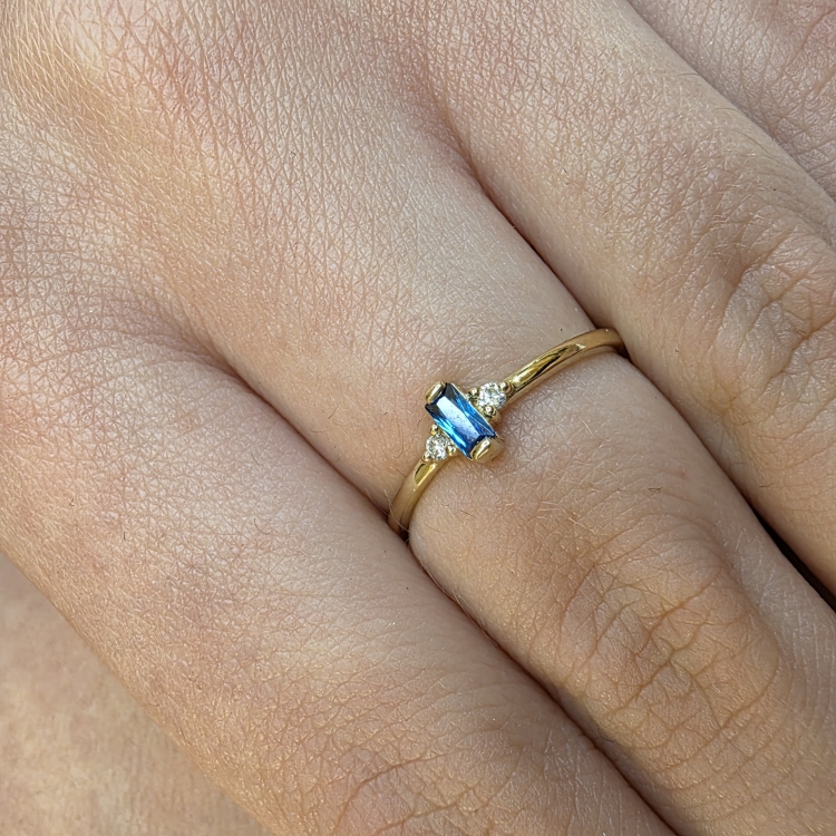 Złoty pierścionek z szafirem i brylantami – zdjęcie na dłoni – ABGOLD Baczyński