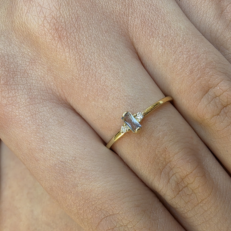 Złoty pierścionek z akwamarynem i brylantami – zdjęcie na dłoni (zbliżenie) – ABGOLD Baczyński