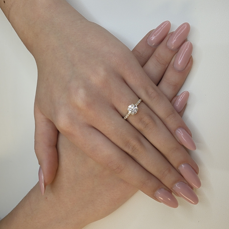 Pierścionek zaręczynowy z diamentami 0,90 ct – złoto 585 – prezentacja na dłoni – ABGOLD Baczyński