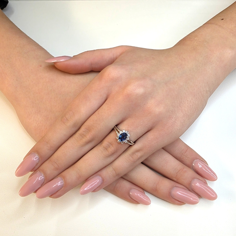 Pierścionek markiza z diamentami i szafirem – Stylizacja na dłoni – ABGOLD Baczyński