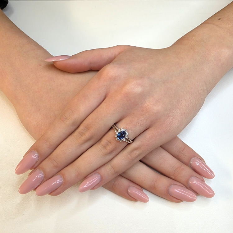 Pierścionek białe złoto markiza z diamentami i szafirem – Stylizacja na dłoni – ABGOLD Baczyński