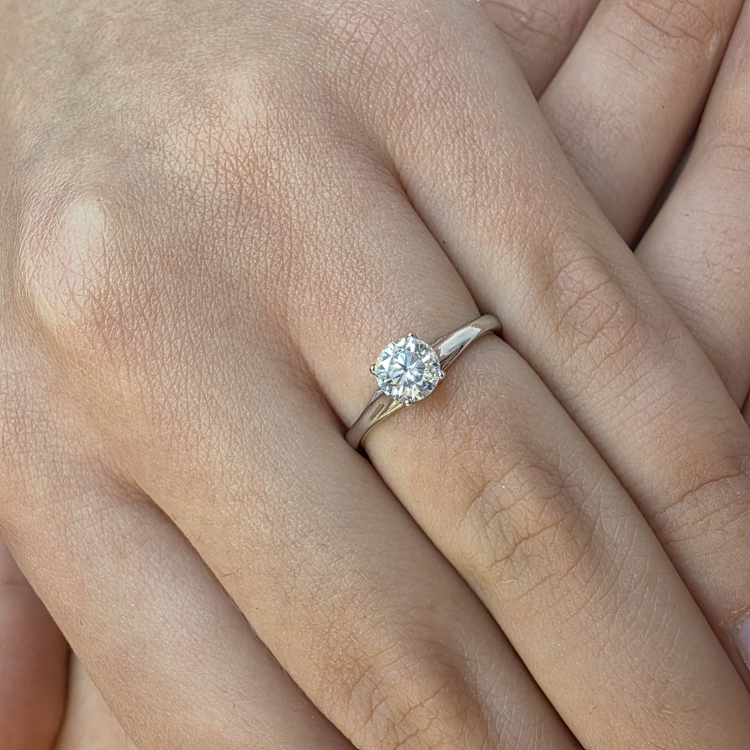 Pierścionek zaręczynowy z białego złota próba 585 z moissanitem 0,25 ct – zbliżenie na dłoni – ABGOLD Baczyński