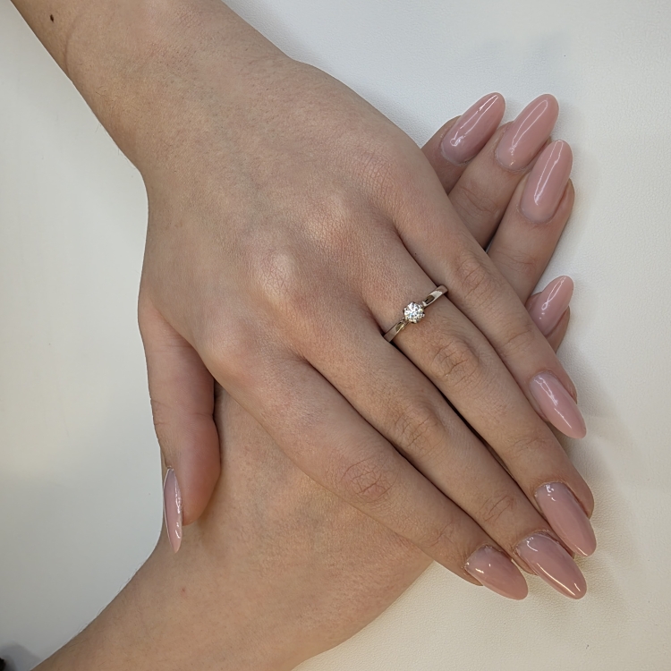 Pierścionek zaręczynowy z białego złota próba 585 z moissanitem 0,25 ct – na dłoni – ABGOLD Baczyński