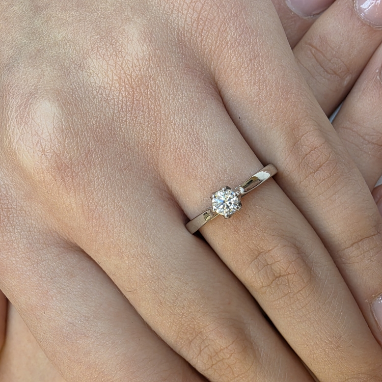 Pierścionek zaręczynowy z białego złota próba 585 z moissanitem 0,25 ct – zbliżenie na dłoni – ABGOLD Baczyński