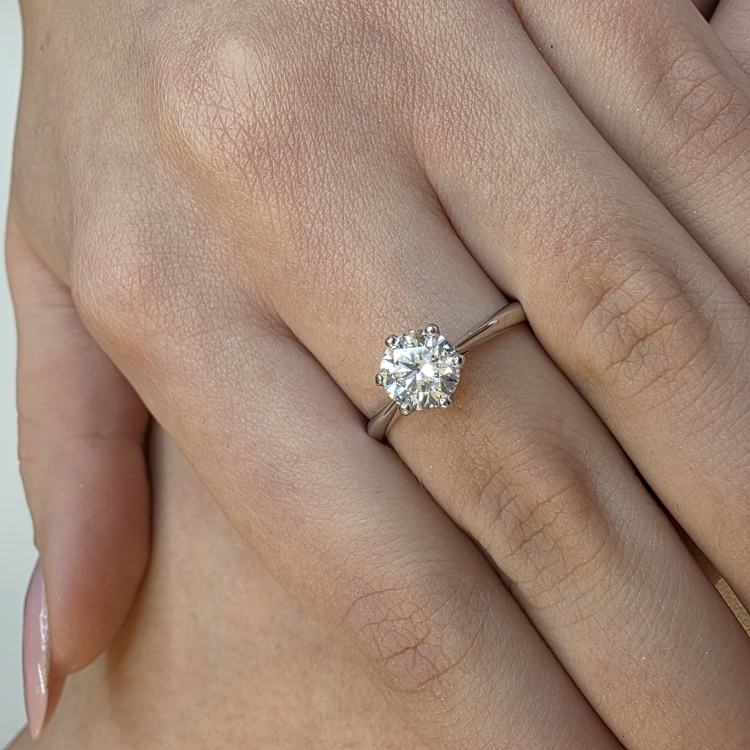 Pierścionek zaręczynowy z diamentem – Na dłoni – ABGOLD Baczyński